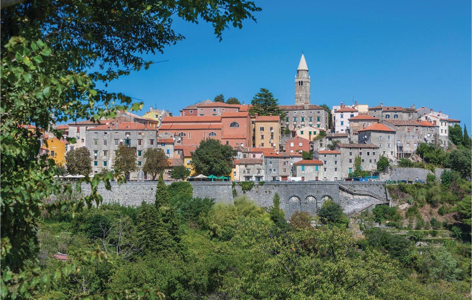 2 Bedroom Gorgeous Apartment In Labin Raša Exteriör bild